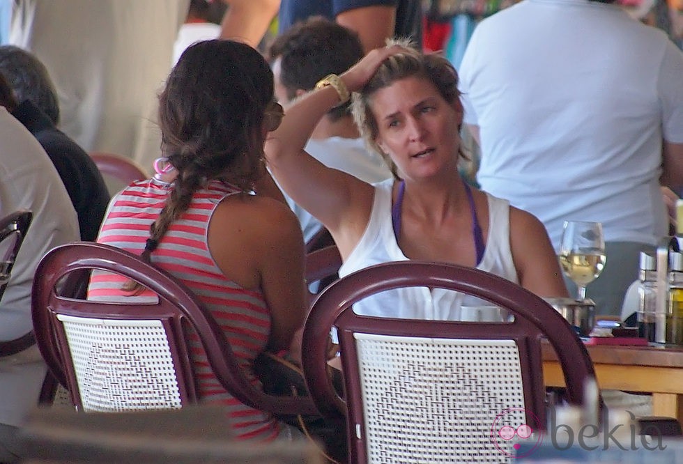 María Zurita tomando algo con una amiga en Formentera