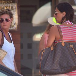 María Zurita charla con unas amigas en Formentera