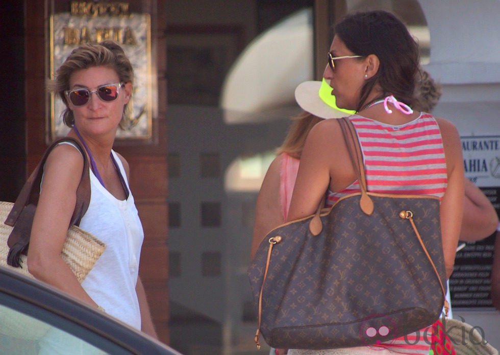 María Zurita charla con unas amigas en Formentera