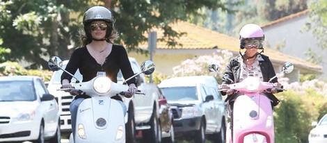 Kris Jenner y Khloe Kardashian dan una vuelta en moto