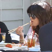 Kourtney Kardashian comiendo sushi