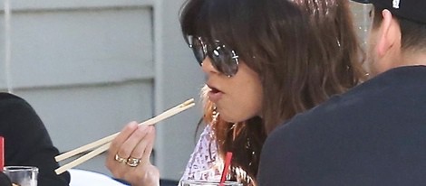 Kourtney Kardashian comiendo sushi