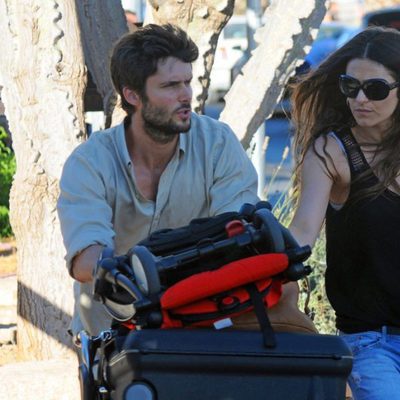 Olivia Molina y Sergio Mur llegan a Ibiza con su hija Vera