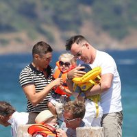 Neil Patrick Harris y David Burtka con sus hijos y David Furnish con los suyos en Saint-Tropez