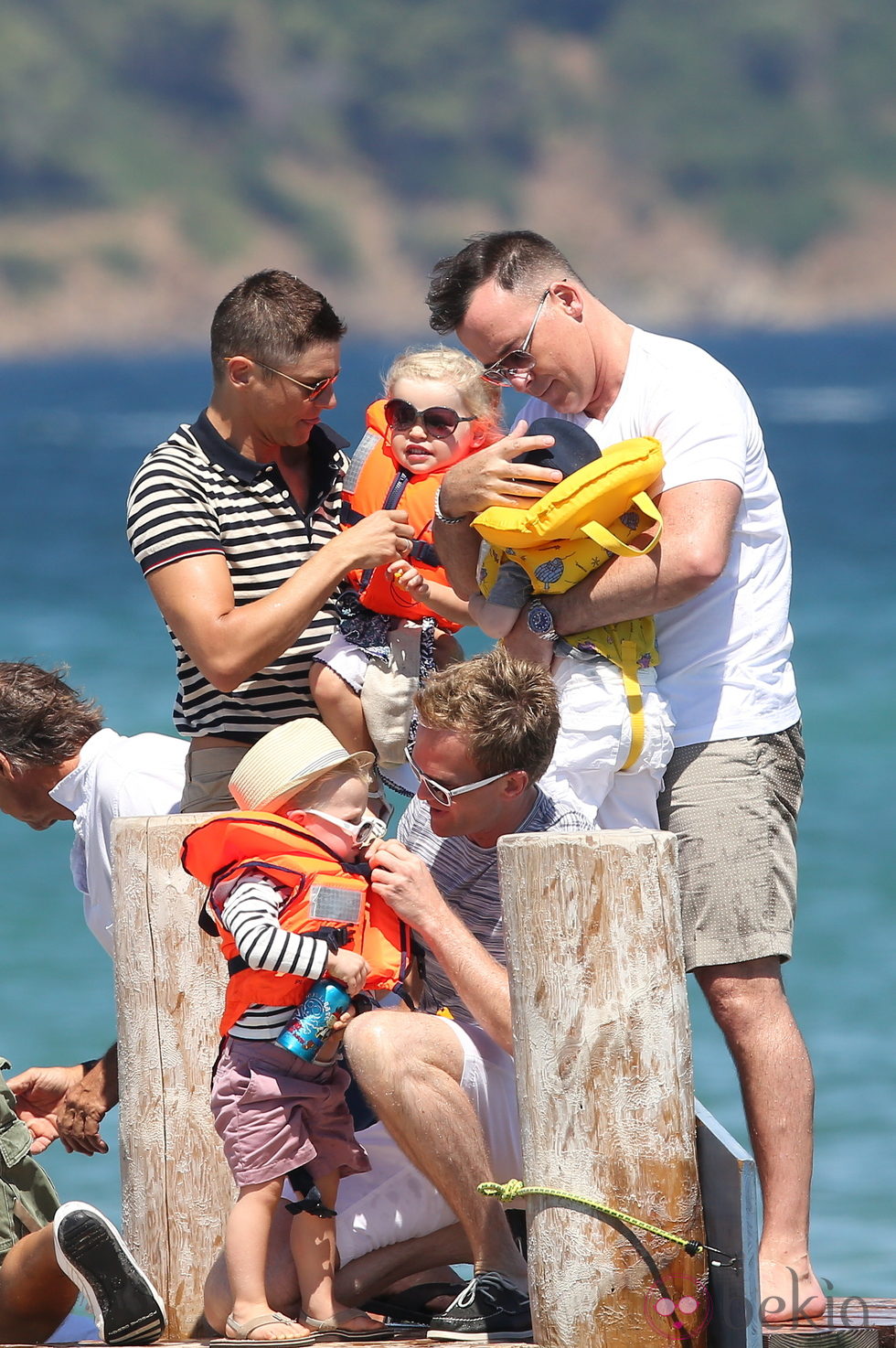 Neil Patrick Harris y David Burtka con sus hijos y David Furnish con los suyos en Saint-Tropez