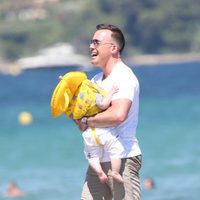 David Furnish con su hijo pequeño en Saint-Tropez