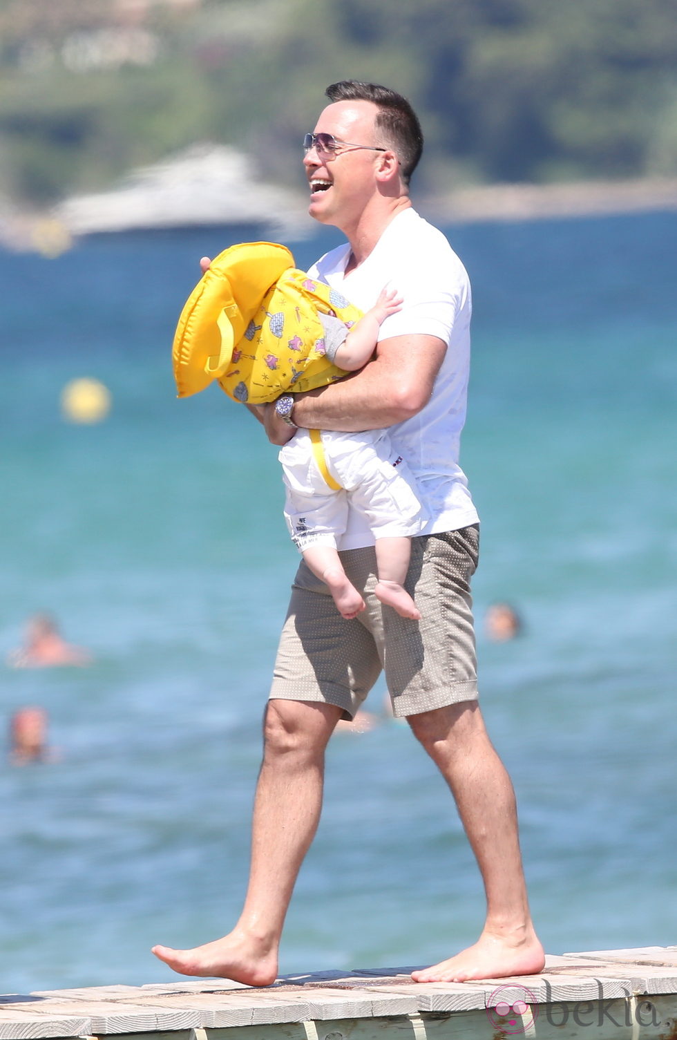 David Furnish con su hijo pequeño en Saint-Tropez