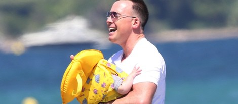 David Furnish con su hijo pequeño en Saint-Tropez