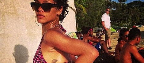 Rihanna en un flotador en la playa de Barbados