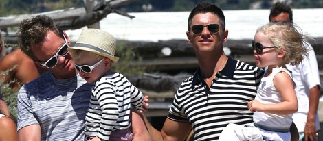 Neil Patrick Harris y David Burtka con sus hijos en Saint-Tropez