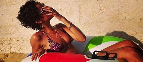 Rihanna tomando el sol en Barbados