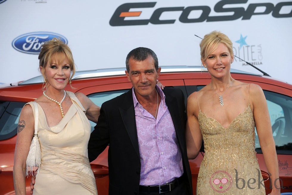 Melanie Griffith y Antonio Banderas con Valeria Mazza en la Starlite Gala 2013