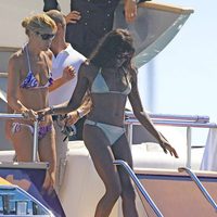 Naomi Campbell baja las escaleras de un barco en Formentera