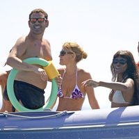 Naomi Campbell y sus amigos en una lancha en Formentera