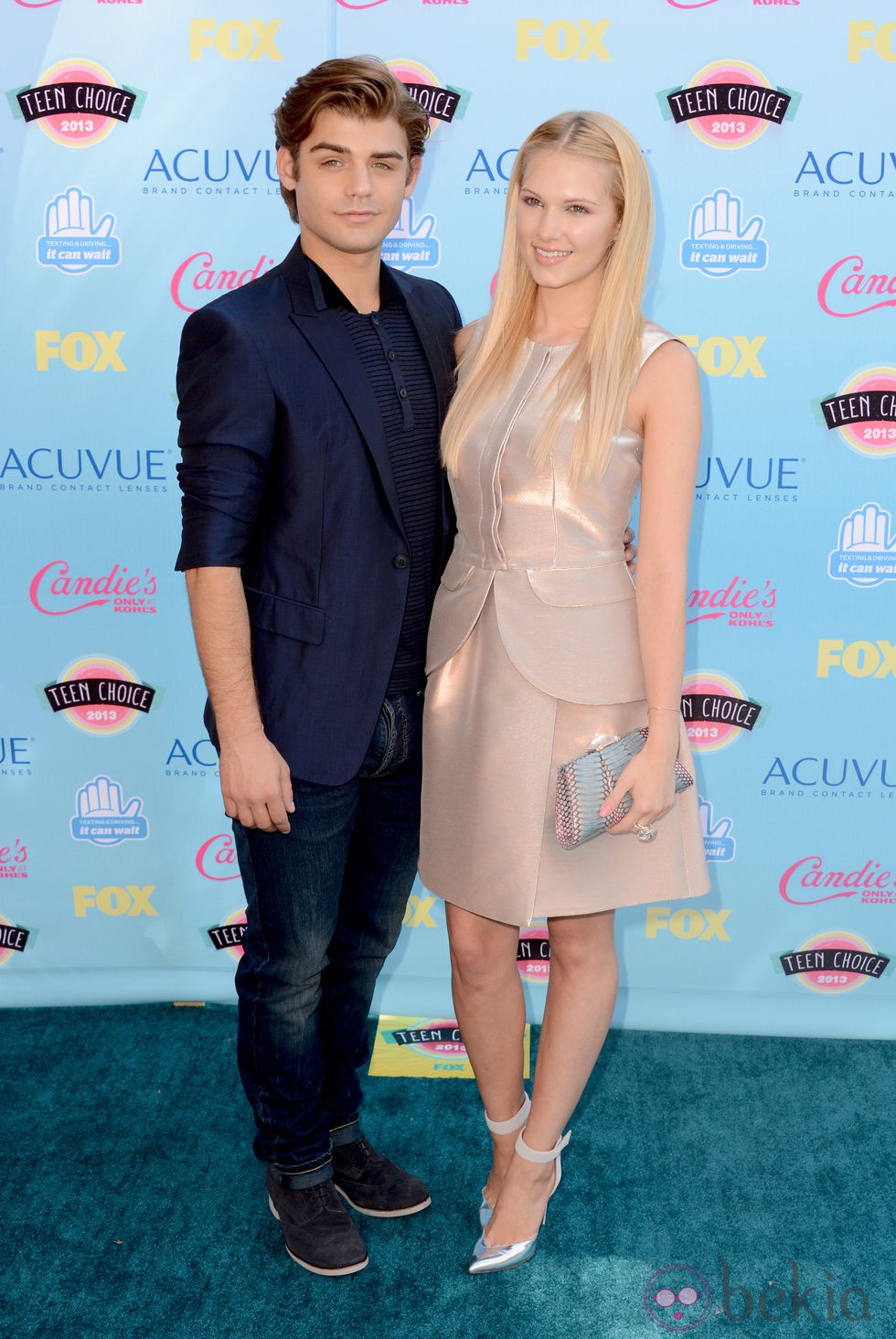 Garrett Clayton y Claudia Lee en los Teen Choice Awards 2013