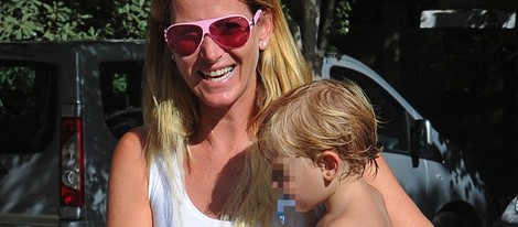 Alejandra Prat con su hijo Amaro en Marbella