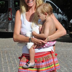 Alejandra Prat con su hijo Amaro en Marbella