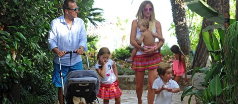 Alejandra Prat y Juan Manuel Alcaraz con sus hijos en Marbella