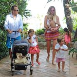 Alejandra Prat y Juan Manuel Alcaraz con sus hijos en Marbella