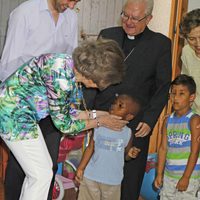 La Reina Sofía acaricia a un niño durante su visita a los proyectos de Cáritas Mallorca