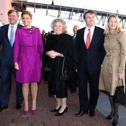 Guillermo y Alejandro, Máxima, Beatriz, Mabel y Friso de Holanda