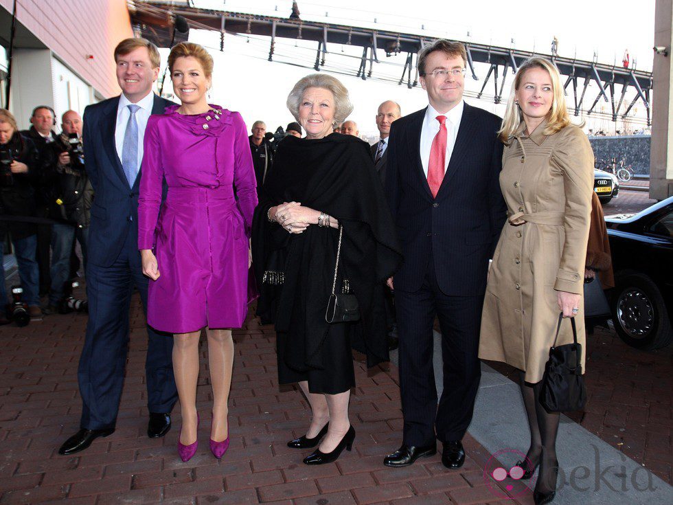 Guillermo y Alejandro, Máxima, Beatriz, Mabel y Friso de Holanda