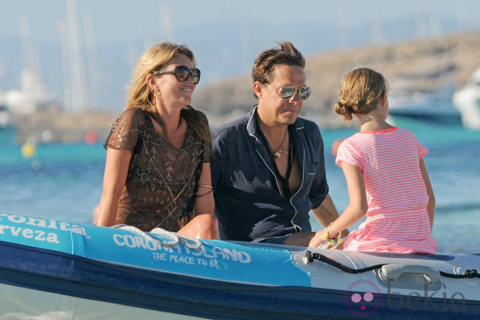 Kate Moss, Jamie Hince y Lila Grace en Formentera