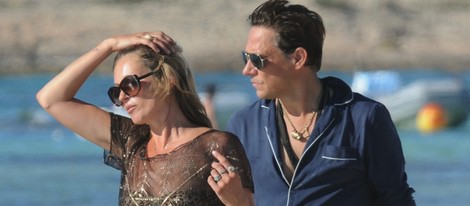 Kate Moss y Jamie Hince en una playa de Formentera