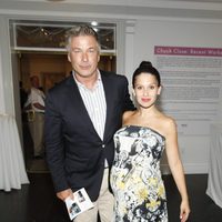 Hilaria Thomas presume de embarazo junto a Alec Baldwin en una fiesta en Nueva York