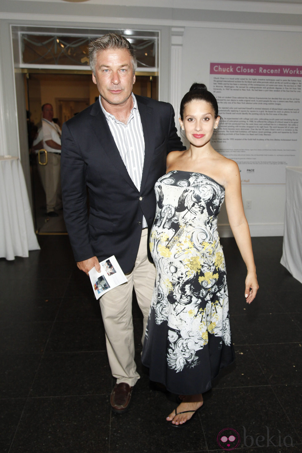 Hilaria Thomas presume de embarazo junto a Alec Baldwin en una fiesta en Nueva York