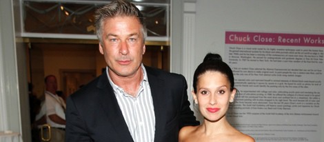 Hilaria Thomas presume de embarazo junto a Alec Baldwin en una fiesta en Nueva York