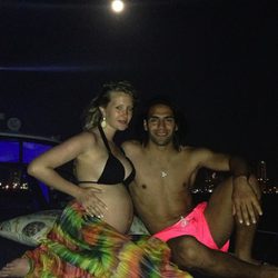 Falcao posando con una embarazadísima Lorelei Tarón