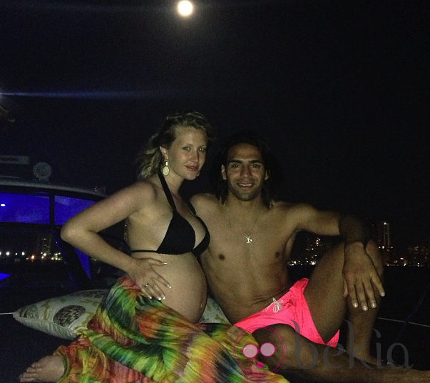 Falcao posando con una embarazadísima Lorelei Tarón