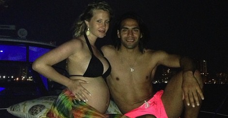 Falcao posando con una embarazadísima Lorelei Tarón