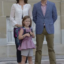 La Princesa Isabel en su primer día de colegio con Federico y Mary de Dinamarca