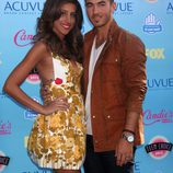 Kevin y Danielle Jonas posando en la alfombra roja de los Teen Choice Awards 2013