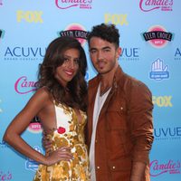 Kevin y Danielle Jonas posando en la alfombra roja de los Teen Choice Awards 2013