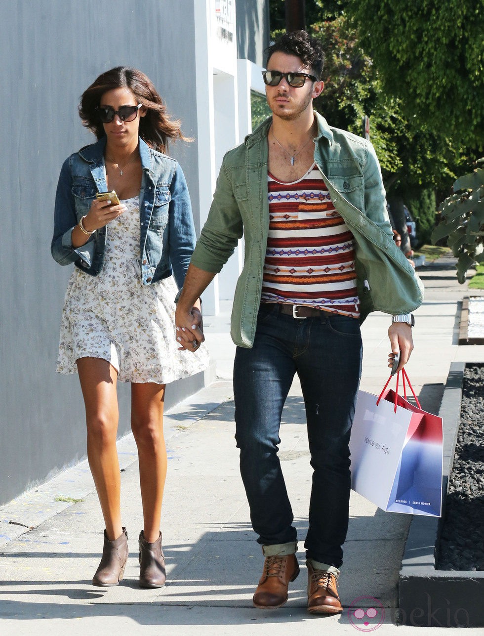 Kevin y Danielle Jonas de compras por Beverly Hills