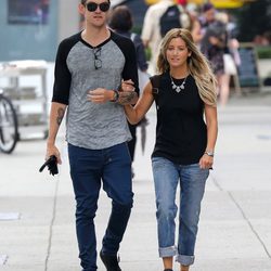 Ashley Tisdale y Christopher French tras anunciar su compromiso