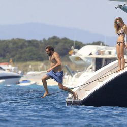 Borja Thyssen se lanza al agua en presencia de Blanca Cuesta en Ibiza