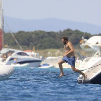 Borja Thyssen se lanza al agua en presencia de Blanca Cuesta en Ibiza