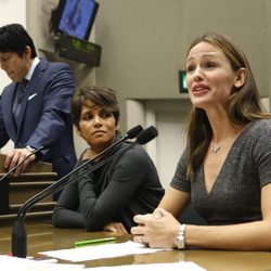 Jennifer Gartner y Halle Berry declarando ante el Comité Judicial de la Asamblea de California