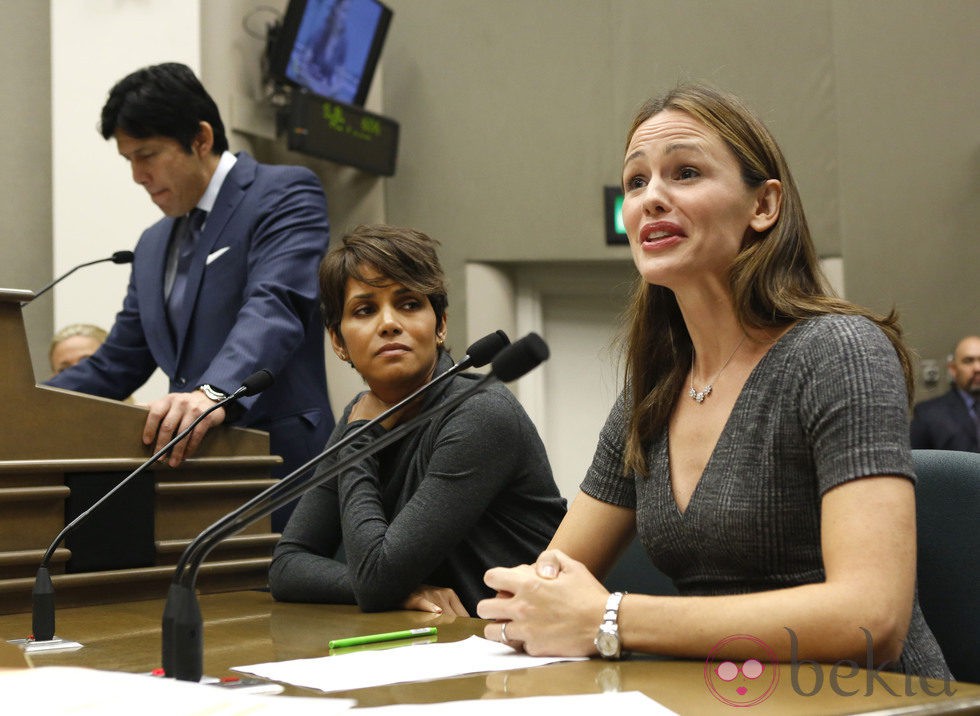 Jennifer Gartner y Halle Berry declarando ante el Comité Judicial de la Asamblea de California