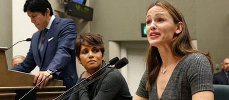 Jennifer Gartner y Halle Berry declarando ante el Comité Judicial de la Asamblea de California