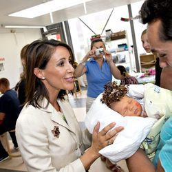 Marie de Dinamarca con un bebé en su visita al Hospital de Odense