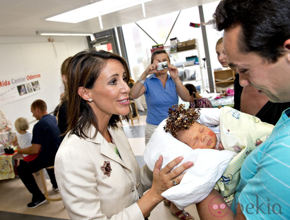 Marie de Dinamarca con un bebé en su visita al Hospital de Odense