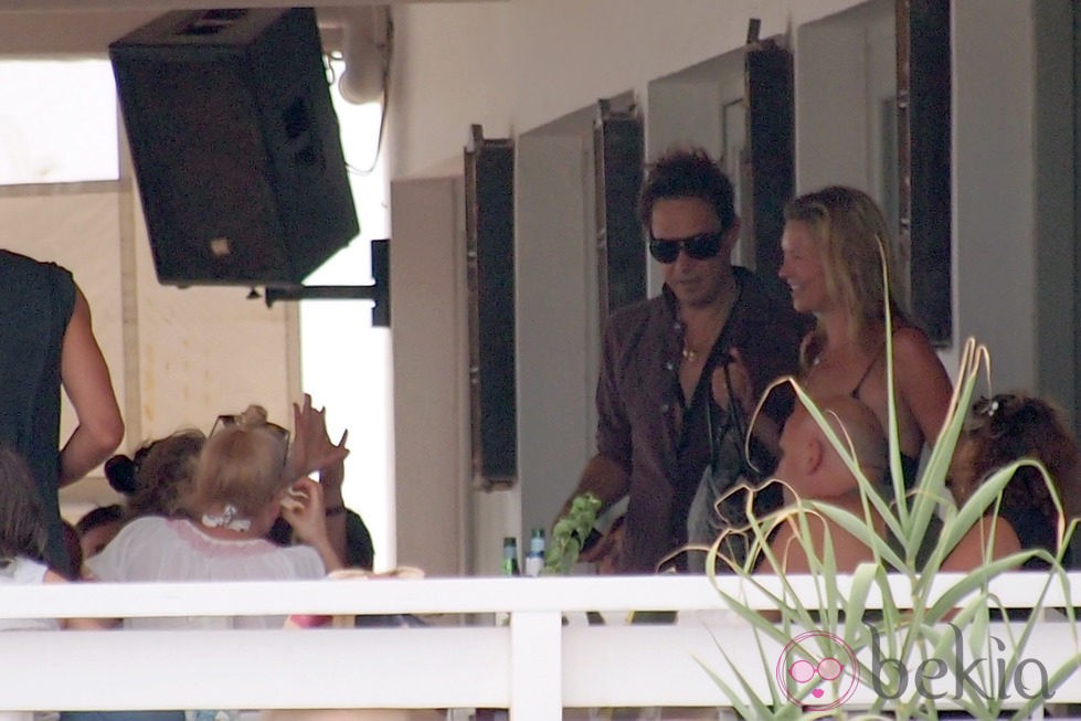 Kate Moss y Jamie Hince en un restaurante de Formentera