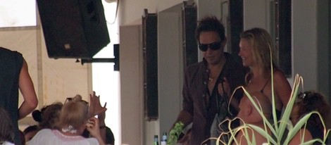 Kate Moss y Jamie Hince en un restaurante de Formentera