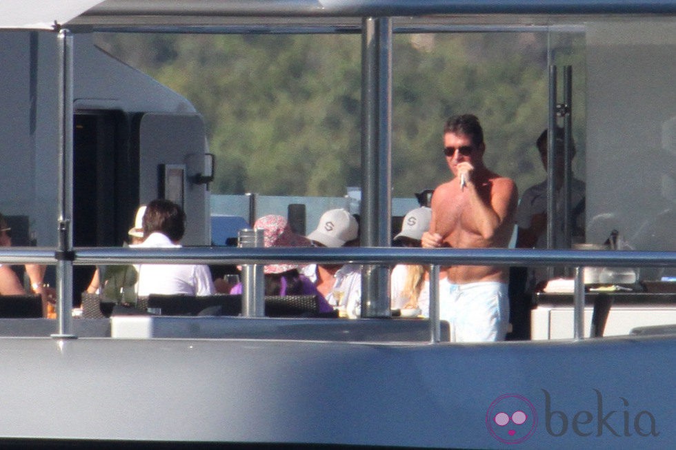 Simon Cowell disfruta de sus vacaciones en Cerdeña