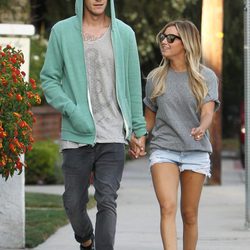 Ashley Tisdale y Christopher French paseando